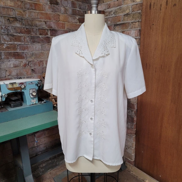 Vintage white embroidered collared blouse Medium - Picture 1 of 8